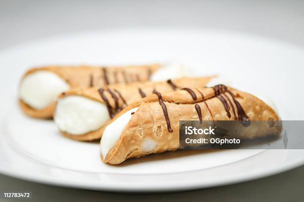 Cannoli Auf Einem Weißen Teller Stockfoto und mehr Bilder von Bäckerei - Bäckerei, Cannoli, Dessert