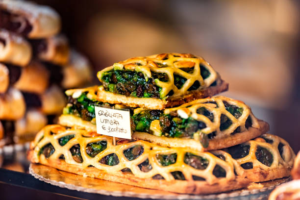 colorful green baked lattice pastry tart dessert closeup in store window in assisi in umbria italy on display in gourmet bakery italian cafe with sign - tart dessert tray bakery imagens e fotografias de stock