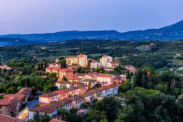 chiusi village paesaggio urbano di notte prima dell'alba in umbria italia con luci illuminate e case sul tetto sulla campagna di montagna e dolci colline - 11088 foto e immagini stock