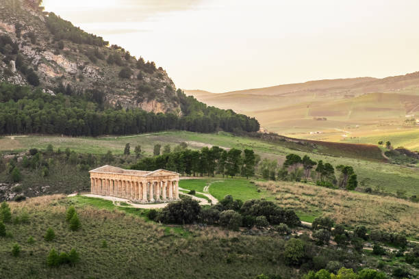 der tempel der venus in segesta, antike griechische stadt in sizilien. - column italy italian culture greece stock-fotos und bilder