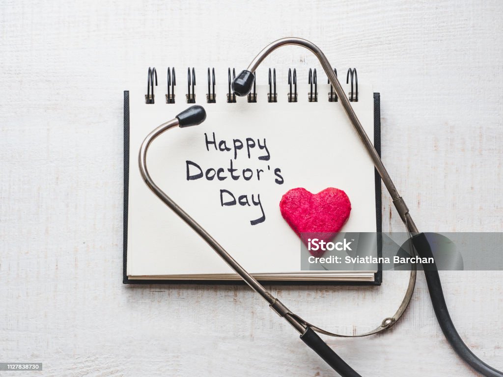 Dia do médico feliz. Lindo cartão de felicitações. Fundo isolado - Foto de stock de Dia nacional dos médicos royalty-free