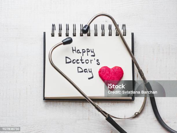 Foto de Dia Do Médico Feliz Lindo Cartão De Felicitações Fundo Isolado e mais fotos de stock de Dia nacional dos médicos