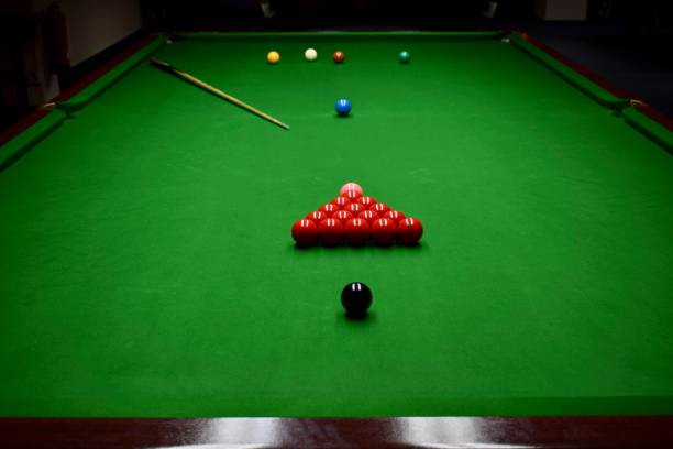 Snooker kickoff Built up snooker table before kick-off with all colors (yellow, green, brown, blue, pink, black) on their spots and the red balls in the triangle billard queue stock pictures, royalty-free photos & images