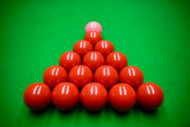 Snooker kickoff Snooker red balls and the pink before kick-off billard queue stock pictures, royalty-free photos & images