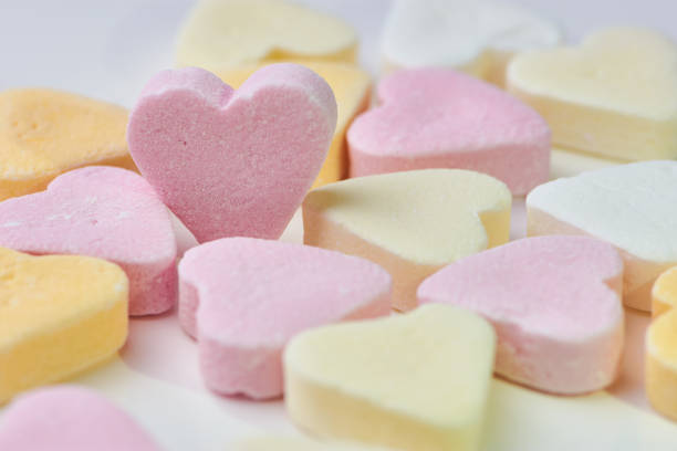 candy hearts on white background - herzform imagens e fotografias de stock