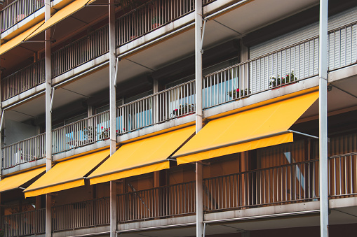 Balcón con toldo amarillo en casa. photo