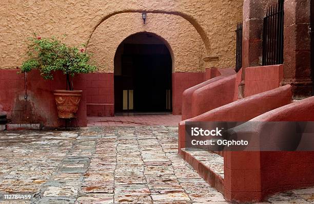 Foto de Adobe O Pátio e mais fotos de stock de México - México, Porta, Arco - Característica arquitetônica