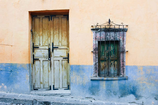 vor einer wand aus farbenfrohen - front door front stoop house yellow stock-fotos und bilder