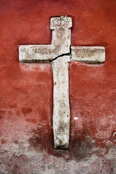 резным крестом (распятие) на стене - old cross shape stone weathered стоковые фото и изображения