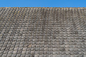 dach-mit-grauen-dachziegel-und-ein-klarer-blauer-himmel-mit-einigen-wolken-an-einem-sonnigen.jpg?b=1&s=170x170&k=20&c=dPRpWaYEOok9ok9XT3SCfbHGFNeMjBjf6YFsmLGzJTI=