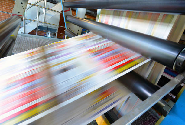 afdrukken van gekleurde kranten met een machine offsetdruk op een drukpers - drukken stockfoto's en -beelden