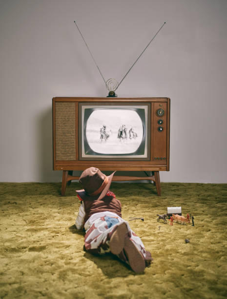 vintage tv et petit garçon cow-boy - shag rug photos et images de collection
