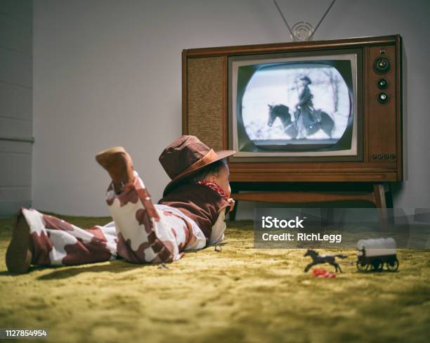 Vintage Tv Und Kleine Junge Cowboy Stockfoto und mehr Bilder von Fernseher - Fernseher, Retrostil, Altertümlich