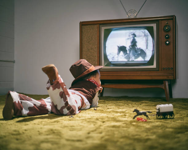 tv vintage e little boy cowboy - anni 60 foto e immagini stock