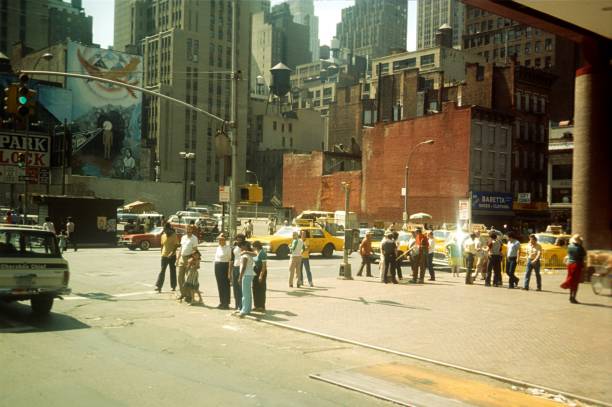 scena di strada a broadway, manhattan - new york city manhattan built structure urban scene foto e immagini stock