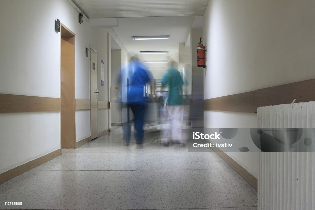 Médicos e enfermeiros correndo com paciente. - Foto de stock de Exposição Longa royalty-free