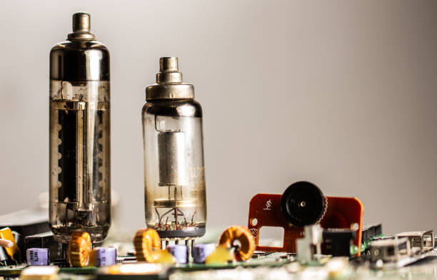 edad del vacío tubo de radio electrónica sobre un fondo blanco - vacuum tube old technology retro revival fotografías e imágenes de stock