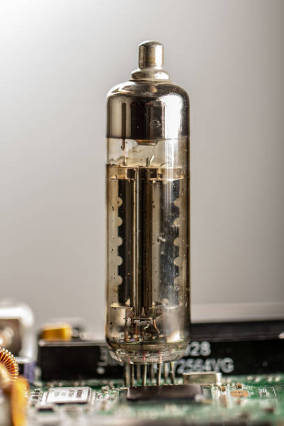 edad del vacío tubo de radio electrónica sobre un fondo blanco - vacuum tube old technology retro revival fotografías e imágenes de stock