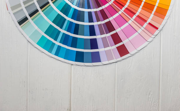 sampler de diferentes colores sobre fondo de madera closeup - swatch spectrum multi colored document fotografías e imágenes de stock