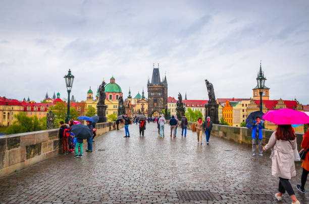 turyści chodzą wzdłuż mostu karola (karluv most) na starym mieście w pradze, czechy. - prague czech republic charles bridge famous place zdjęcia i obrazy z banku zdjęć