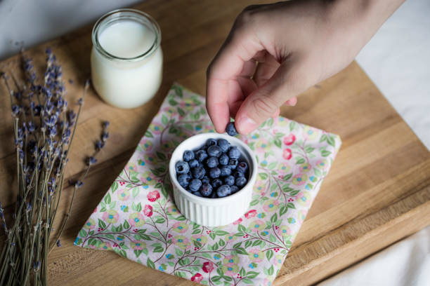 bleuets - doily freshness raw sweet food photos et images de collection