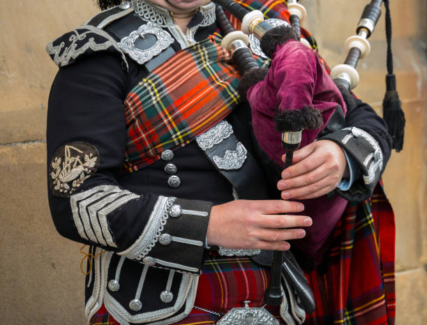 joueur de cornemuse écossaise - bagpipe photos et images de collection