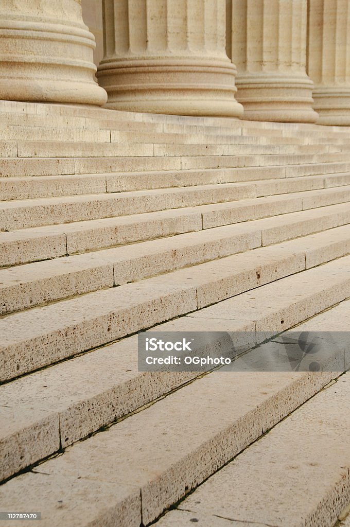 Passi con una fila di colonne - Foto stock royalty-free di Ambientazione esterna