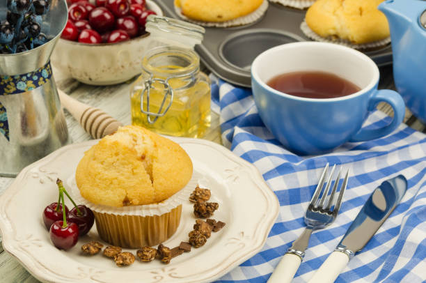 muffins y taza de té y una tetera. hora del té - flower cherry cup tea fotografías e imágenes de stock