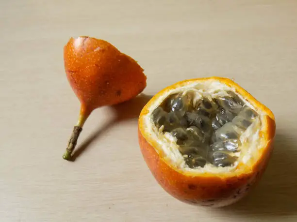 The photo shows one of these fruits with the exposed pulp and the top, which has been previously cut, as an element of the composition.