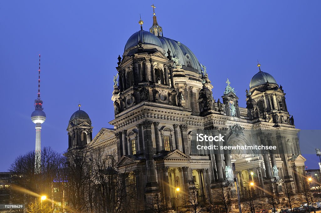 Bunte Berliner Dom und Fernsehturm bei Nacht - Lizenzfrei Abenddämmerung Stock-Foto