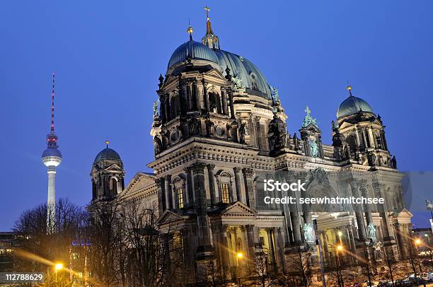 Bunte Berliner Dom Und Fernsehturm Bei Nacht Stockfoto und mehr Bilder von Abenddämmerung - Abenddämmerung, Alt, Architektonische Säule