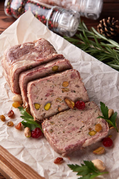 terrine mielonego mięsa, szynki, rodzynek, pistacje - terrine zdjęcia i obrazy z banku zdjęć