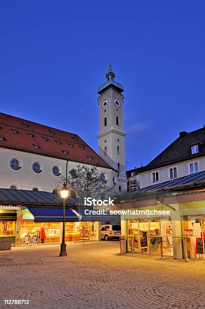 Viktualienmarkt Und Der Heiliggeist Church Stockfoto und mehr Bilder von Kiosk - Kiosk, Marktplatz, Abenddämmerung