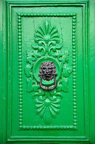черный лев голову door knocker - door knocker door lion luxury стоковые фото и изображения