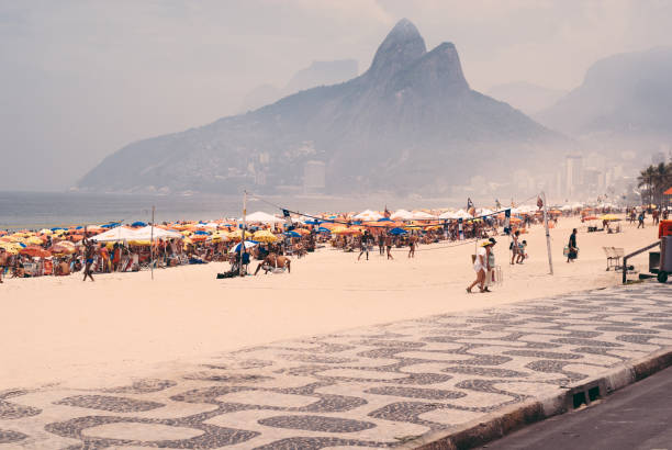 strand von ipanema, rio de janeiro, brasilien - ipanema district stock-fotos und bilder