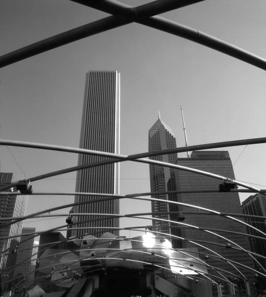 skyline de chicago e teatro, preto e branco - chicago black and white contemporary tower - fotografias e filmes do acervo