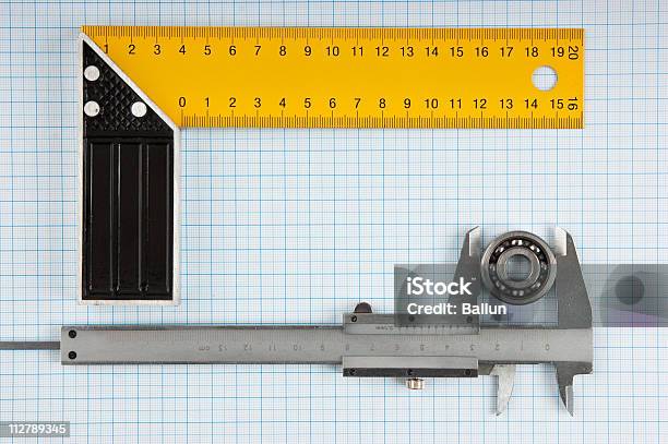 Setsquare Und Calliper Mit Halten Stockfoto und mehr Bilder von Ausrüstung und Geräte - Ausrüstung und Geräte, Extreme Nahaufnahme, Farbbild