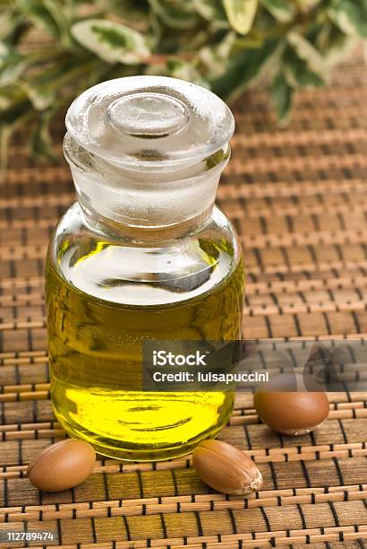 Olio Di Argan Con Frutta - Fotografie stock e altre immagini di Olio di argan - Olio di argan, Africa, Albero di argan