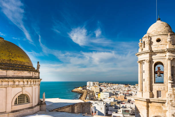 luftbild von der bucht von cadiz vom levante-turm, kathedrale von cadiz - andalusien stock-fotos und bilder