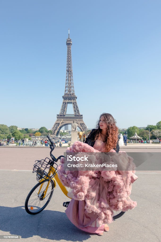 Barcelona transatlántico Primero Chica Hipster Hermosa Vestida En Un Vestido De Baile Rosa Sentado En Una  Bicicleta Con Torre Eiffel De Fondo Foto de stock y más banco de imágenes  de Adolescente - iStock