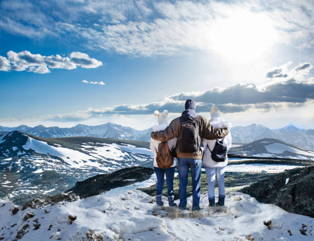 feliz familly caminhadas nas férias de inverno nas montanhas. - group of people journey effort travel destinations - fotografias e filmes do acervo