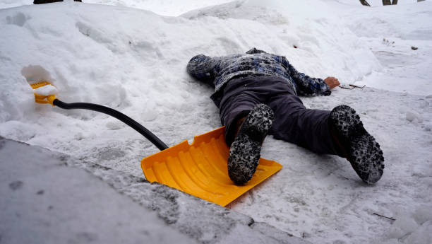 mann fiel mit schneeschaufel - snow digging horizontal people stock-fotos und bilder