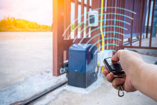 segnale di telecomando quando la persona apre il cancello automatico a casa con raggi solari - all gates foto e immagini stock