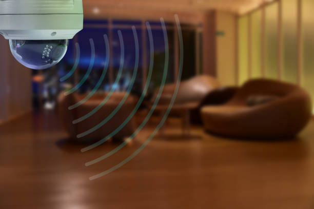 una telecamera a infrarossi dome cctv è la tecnologia 4.0 installare il sistema di sicurezza della casa del segnale e il monitoraggio da parte dello smartphone tutto il tempo - security camera installing security system security foto e immagini stock