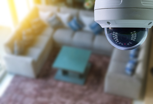 Una cámara infrarroja domo CCTV es tecnología 4.0 Instalación señal seguridad y monitoreo por teléfono inteligente todo tiempo, todo el mundo por la alta velocidad a internet photo