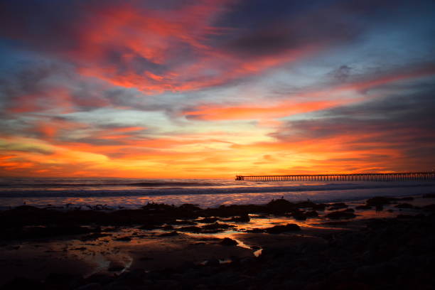 coloré coucher de soleil sur l’océan - ciel romantique photos et images de collection
