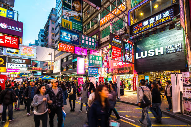 travessia de pedestres ocupada em hong kong - urban scene business sign large group of people - fotografias e filmes do acervo