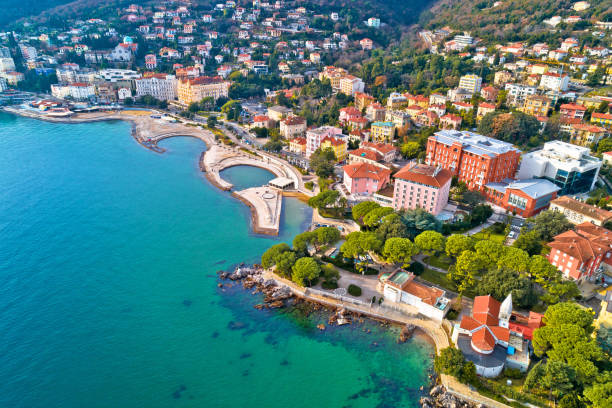 litoral cénico de opatija e slatina vista aérea de praia - adriatic sea bay building exterior built structure - fotografias e filmes do acervo