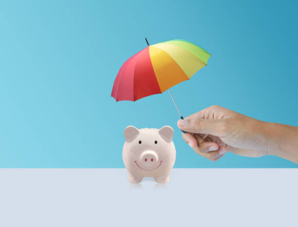 розовая копилка керамическая банка с красочным радужным зонтиком, безопасное страхование - security umbrella rain currency стоковые фото и изображения