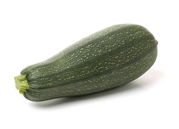白い背景の上の長い緑のカボチャひょうたん - zucchini vegetable freshness green ストックフォトと画像